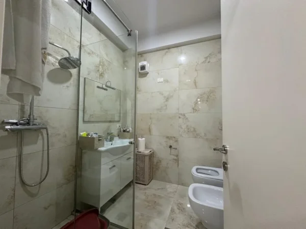 Tirane, shitet apartament 2+1+Ballkon Kati 4, 130 m² 160.000 € (FRESK)