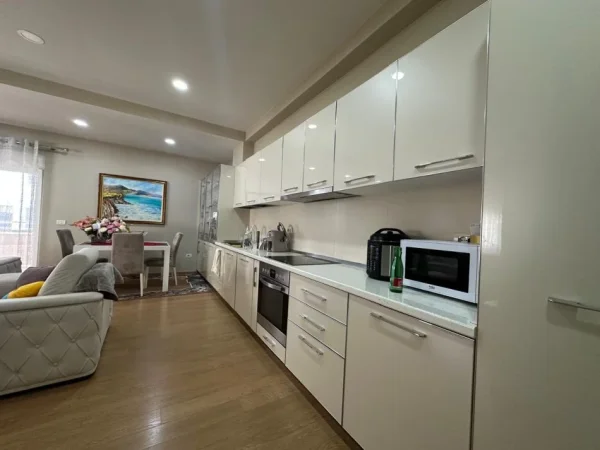 Tirane, shitet apartament 2+1+Ballkon Kati 4, 130 m² 160.000 € (FRESK)