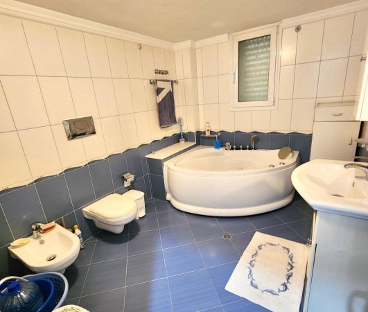 Tirane, jepet me qera apartament 2+1 Kati 2, 140 m² 420 € (Rruga Disha (pranë Urës së Re))