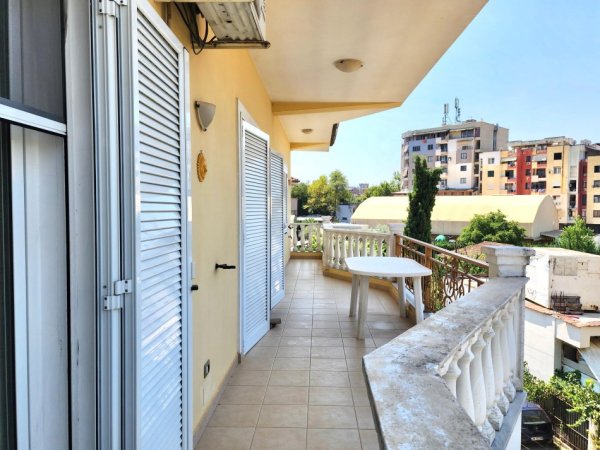 Tirane, jepet me qera apartament 2+1 Kati 2, 140 m² 420 € (Rruga Disha (pranë Urës së Re))