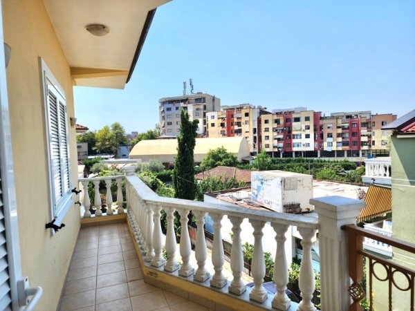 Tirane, jepet me qera apartament 2+1 Kati 2, 140 m² 420 € (Rruga Disha (pranë Urës së Re))