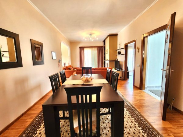 Tirane, jepet me qera apartament 2+1 Kati 2, 140 m² 420 € (Rruga Disha (pranë Urës së Re))