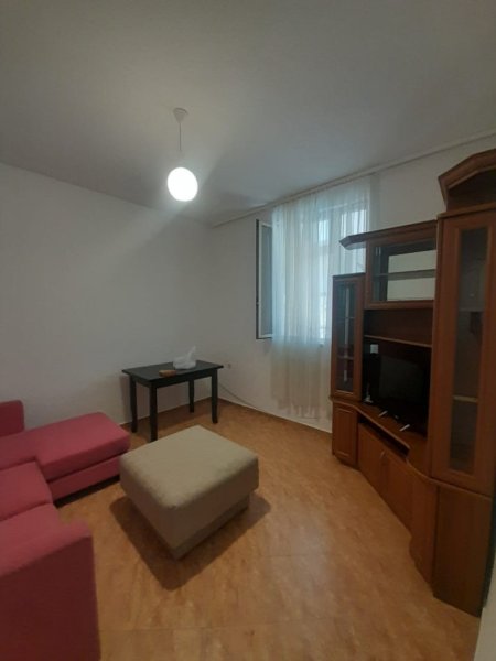 Tirane, jepet me qera shtepi 1+1 Kati 1, 70 m² 370 € (Tek Zogu i Zi, Kryqi i Kuq)
