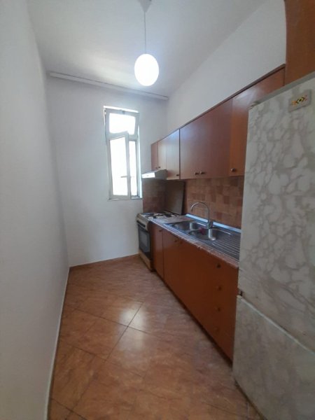 Tirane, jepet me qera shtepi 1+1 Kati 1, 70 m² 370 € (Tek Zogu i Zi, Kryqi i Kuq)