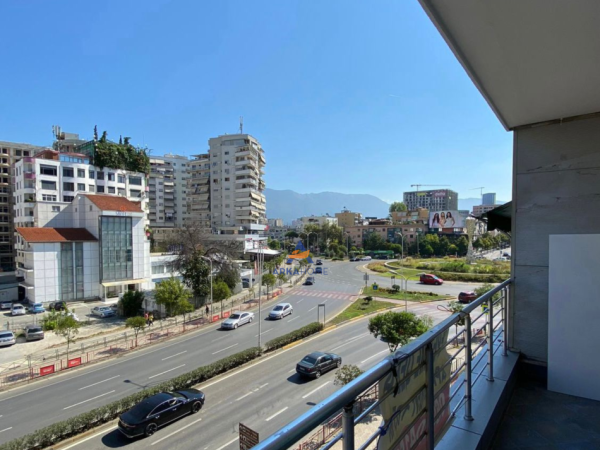 Tirane, jepet me qera apartament 2+1+Ballkon Kati 3, 96 m² 800 € (ZOGU I ZI)