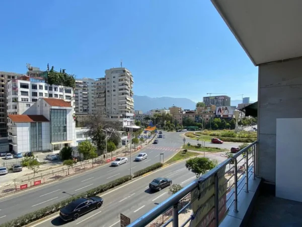 Tirane, jepet me qera apartament 2+1+Ballkon Kati 3, 96 m² 800 € (ZOGU I ZI)