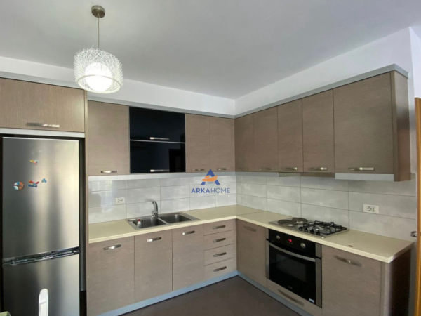 Tirane, jepet me qera apartament 2+1+Ballkon Kati 3, 96 m² 800 € (ZOGU I ZI)
