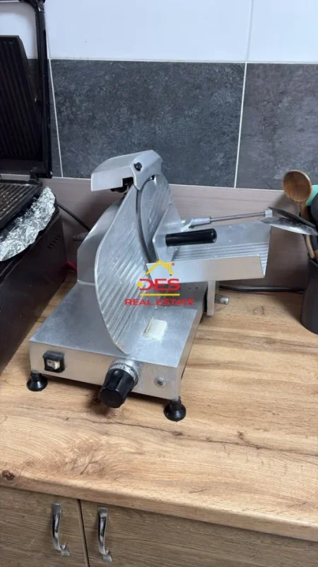 Vlore, shitet ambjent biznesi Kati 0, (bulevard, Vlorë)