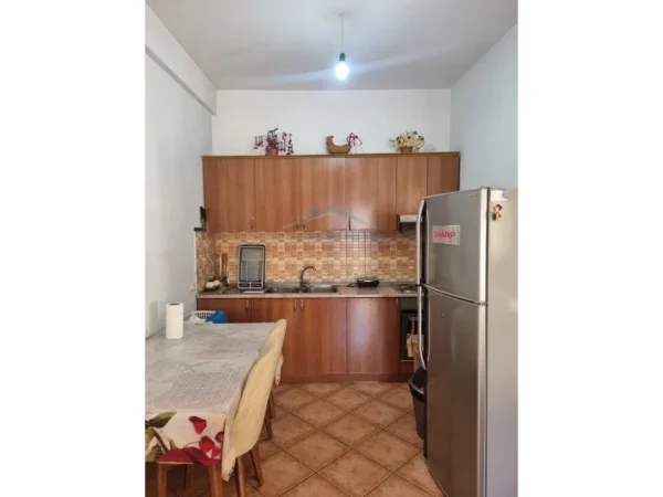 Tirane, jepet me qera apartament 2+1 Kati 2, 120 m² 500 € 
