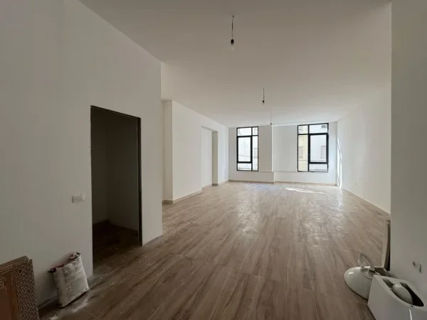 Tirane, jepet me qera ambjent biznesi Kati 1, 82 m² 1.300 € (mine peza)