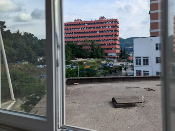 Tirane, jepet me qera apartament 2+1+Ballkon Kati 2, 90 m² 720 € (ISH GARDA,BLLOK)