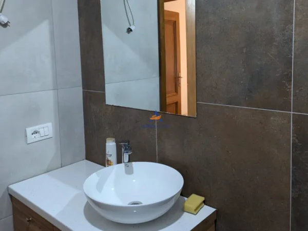 Tirane, jepet me qera apartament 2+1+Ballkon Kati 2, 90 m² 720 € (ISH GARDA,BLLOK)
