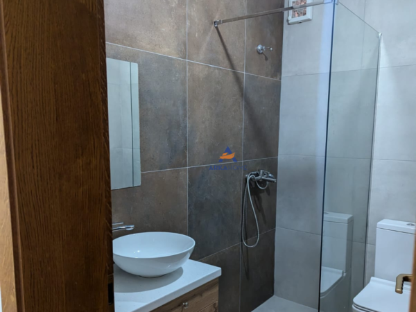 Tirane, jepet me qera apartament 2+1+Ballkon Kati 2, 90 m² 720 € (ISH GARDA,BLLOK)