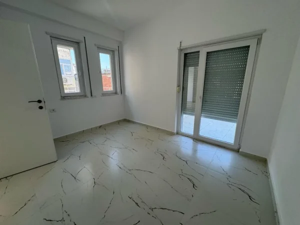 Tirane, jepet me qera Kati 3, 90 m² 850 € (mine peza)