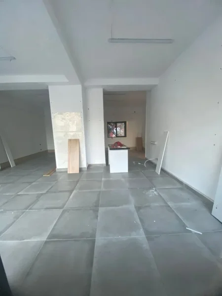 Tirane, jepet me qera ambjent biznesi Kati 0, 60 m² 700 € (rruga e kavajes)