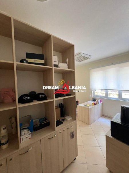 Tirane, jepet me qera zyre Kati 2, 80 m² 1.000 € (ne zonen e Bllokut ne Rrugen “Pjeter Bogdani”)