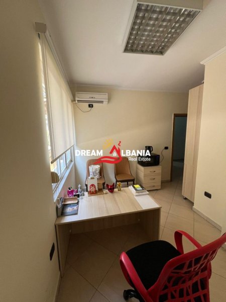 Tirane, jepet me qera zyre Kati 2, 80 m² 1.000 € (ne zonen e Bllokut ne Rrugen “Pjeter Bogdani”)