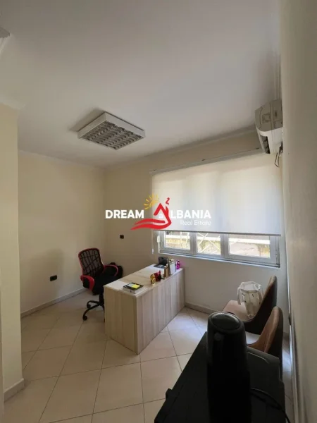 Tirane, jepet me qera zyre Kati 2, 80 m² 1.000 € (ne zonen e Bllokut ne Rrugen “Pjeter Bogdani”)