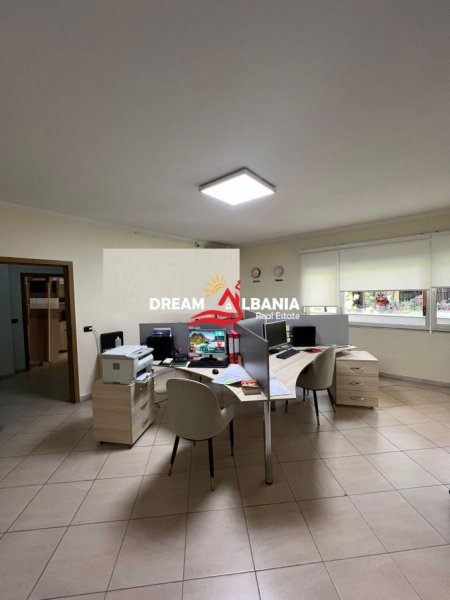 Tirane, jepet me qera zyre Kati 2, 80 m² 1.000 € (ne zonen e Bllokut ne Rrugen “Pjeter Bogdani”)