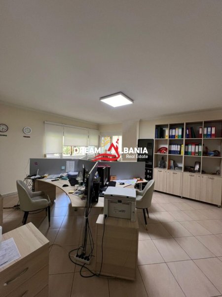 Tirane, jepet me qera zyre Kati 2, 80 m² 1.000 € (ne zonen e Bllokut ne Rrugen “Pjeter Bogdani”)
