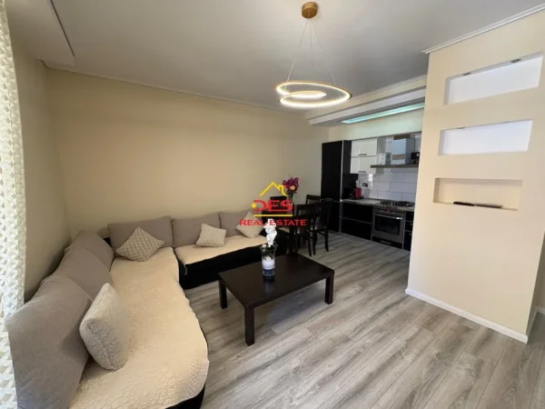 Vlore, shitet apartament 2+1+Ballkon Kati 8, 102 m² 175.000 € (Rruga Gjergj Arianiti)