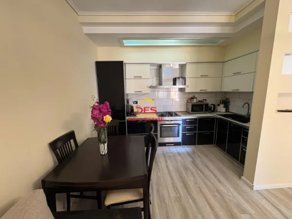 Vlore, shitet apartament 2+1+Ballkon Kati 8, 102 m² 175.000 € (Rruga Gjergj Arianiti)