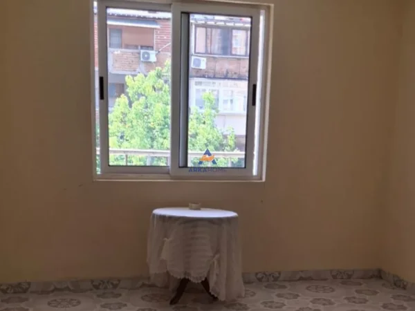 Tirane, shitet apartament 2+1+Ballkon Kati 4, 76 m² 132.000 € (RRUGA FERIT XHAJKO)