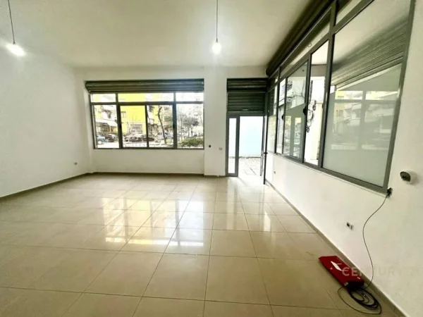 Tirane, shes dyqan Kati 0, 50 m² 90.000 € (Yzberisht)