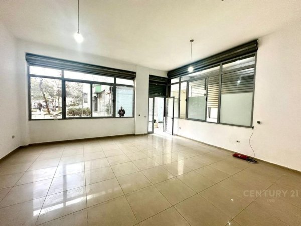 Tirane, shes dyqan Kati 0, 50 m² 90.000 € (Yzberisht)