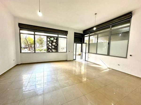 Tirane, shes dyqan Kati 0, 50 m² 90.000 € (Yzberisht)