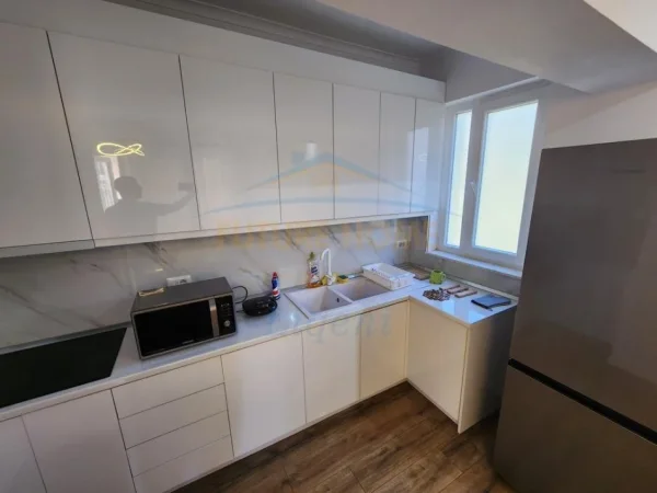 Tirane, jepet me qera apartament 1+1+Ballkon Kati 5, 70 m² 650 € 