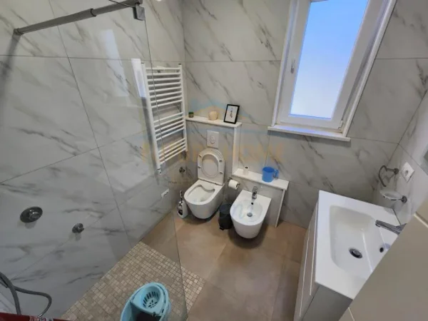 Tirane, jepet me qera apartament 1+1+Ballkon Kati 5, 70 m² 650 € 