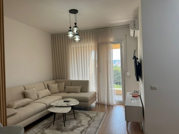 Tirane, jepet me qera apartament 2+1+Ballkon Kati 4, 120 m² 700 € (Fusha e Aviacionit)