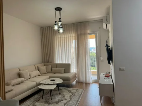 Tirane, jepet me qera apartament 2+1+Ballkon Kati 4, 120 m² 700 € (Fusha e Aviacionit)