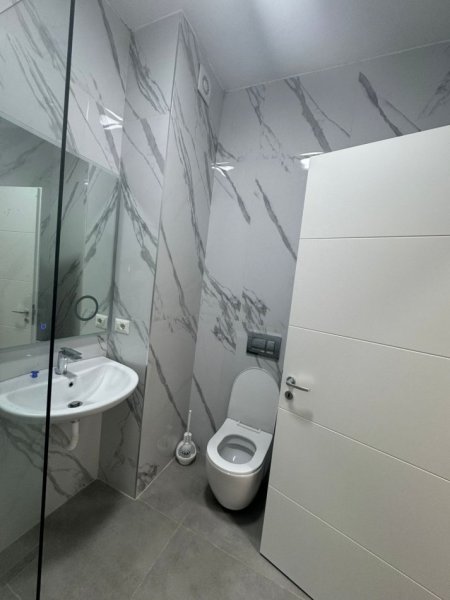 Tirane, jepet me qera apartament 2+1+Ballkon Kati 4, 120 m² 700 € (Fusha e Aviacionit)