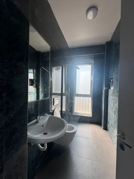 Tirane, jepet me qera apartament 2+1+Ballkon Kati 4, 120 m² 700 € (Fusha e Aviacionit)