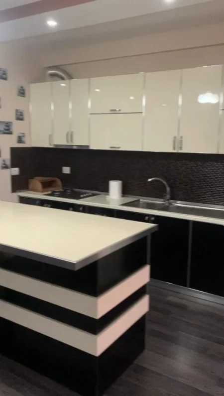 Tirane, Sauk jepet me qera shtepi 2+1+Aneks+Ballkon Kati 2, 110 m² 400 €