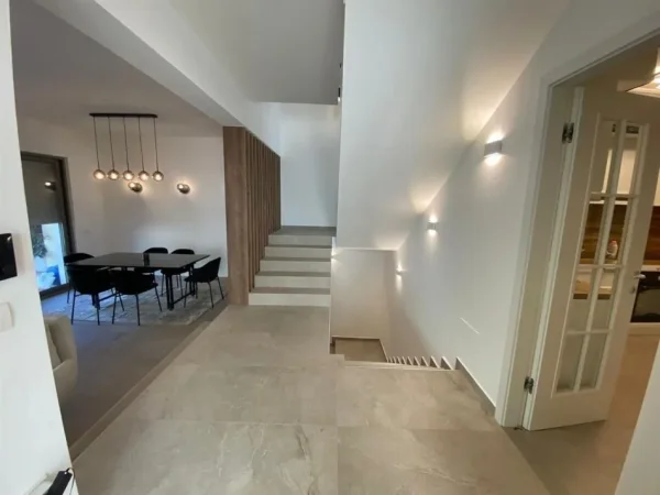 Tirane, shitet Vile 3+1 , 265 m² 820.000 € (Pallati Brigadave)