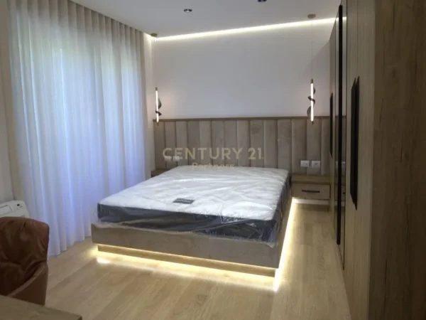 Tirane, jepet me qera apartament 5+1 Kati 4, 650 m² 3.000 € (PETRELË)