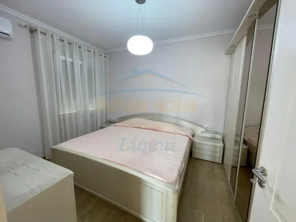 Tirane, jepet me qera apartament 2+1+Ballkon Kati 2, 117 m² 1.000 € 