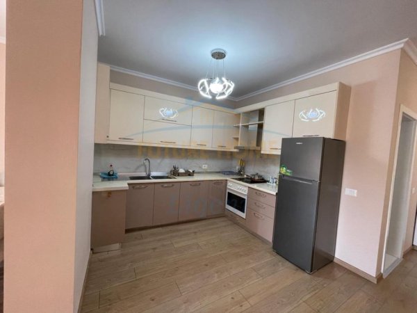 Tirane, jepet me qera apartament 2+1+Ballkon Kati 2, 117 m² 1.000 € 