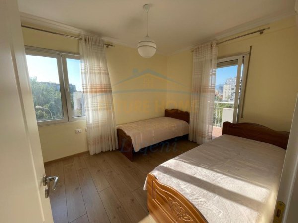 Tirane, jepet me qera apartament 2+1+Ballkon Kati 2, 117 m² 1.000 € 