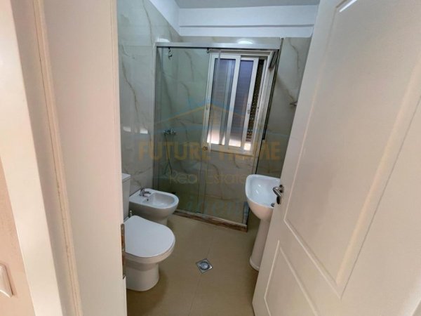 Tirane, jepet me qera apartament 2+1+Ballkon Kati 2, 117 m² 1.000 € 