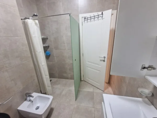 Tirane, jepet me qera apartament 2+1+2 i Ri, Kati 3, 103 m² 850 € (Rr, 5 Maji te tregu dinamo)