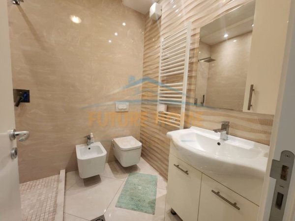 Tirane, jepet me qera apartament 2+1 Kati 8, 108 m² 750 € 
