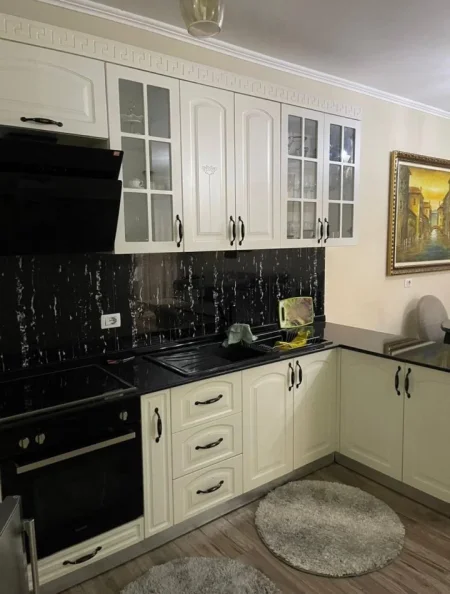 Tirane, shes apartament 2+1+verande 14 m2, Kati 2, 101 m² 145.000 € (PRANE RESTORANT FRESKU)