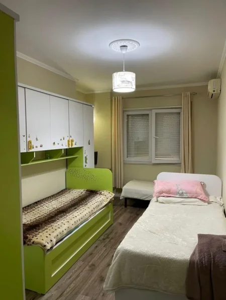 Tirane, shes apartament 2+1+verande 14 m2, Kati 2, 101 m² 145.000 € (PRANE RESTORANT FRESKU)