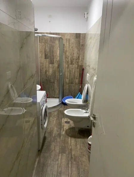 Tirane, shes apartament 2+1+verande 14 m2, Kati 2, 101 m² 145.000 € (PRANE RESTORANT FRESKU)