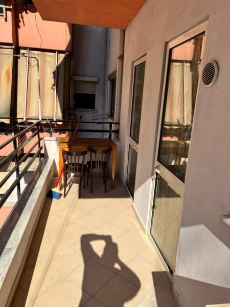 Tirane, jepet me qera apartament 1+1 Kati 3, 64 m² 400 € (ne rrugen 5 Maji Tirane.)