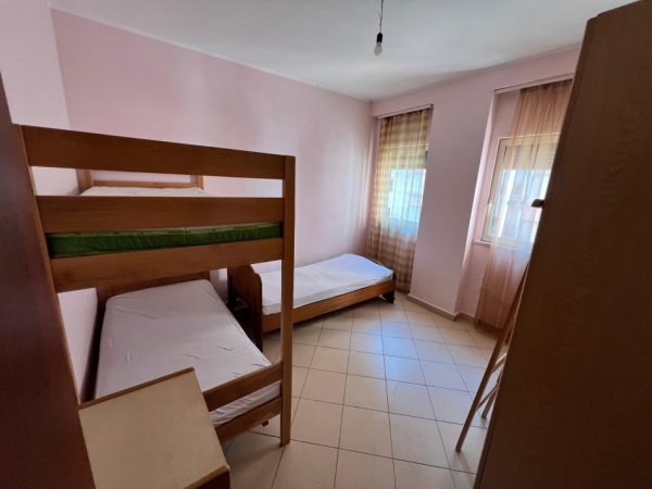 Tirane, jepet me qera apartament 1+1 Kati 3, 64 m² 400 € (ne rrugen 5 Maji Tirane.)